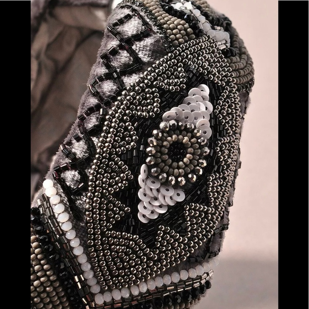 FROM NEW YORK TO PARIS ✈️IT’S ON EVERYONE HEAD - Picture 7 of 8